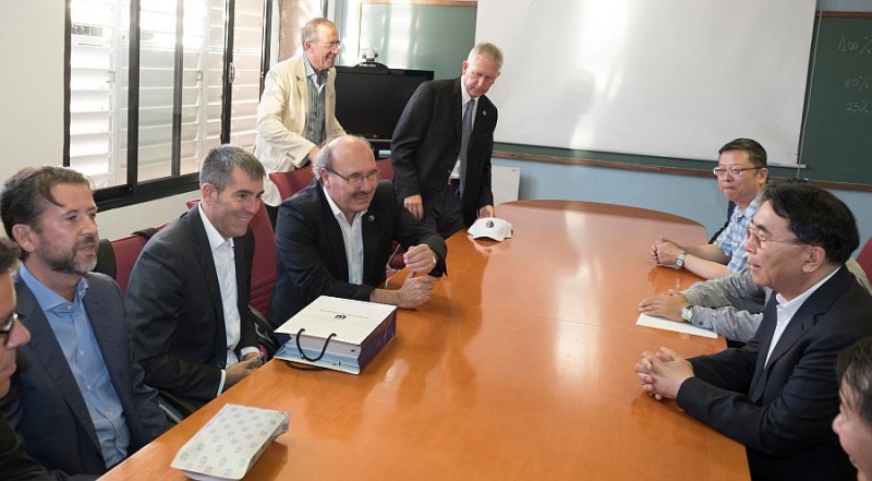 Clavijo apoya la colaboraci�n del Astrof�sico de Canarias con la Academia de Ciencias de China