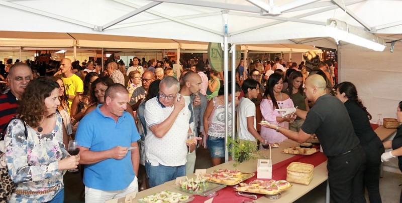 La primera Noche de Vinos en Playa de Mog�n cierra con �xito