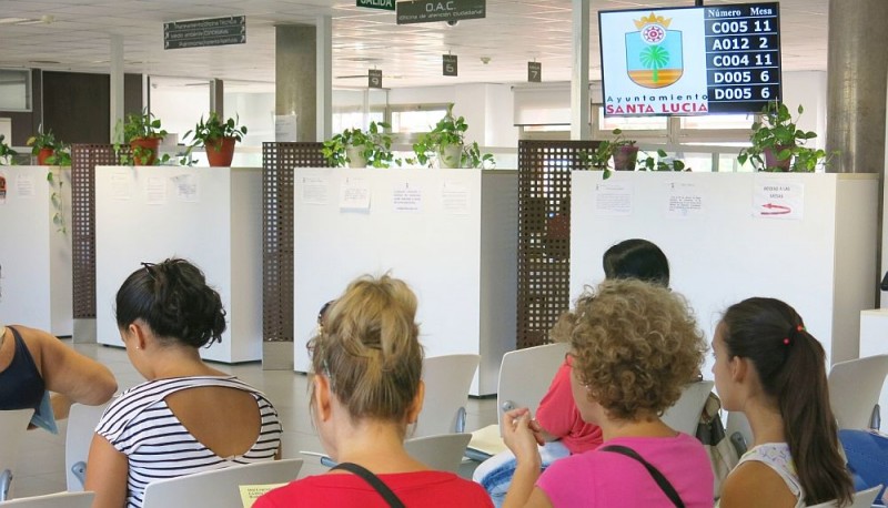 Santa Luc�a instala gestores de cola para reducir la espera de los vecinos 