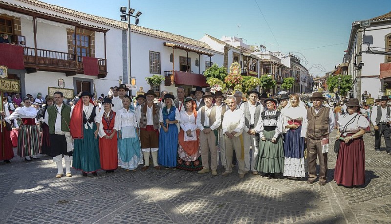 La carreta del Cabildo deposita ante la Virgen del Pino 850 kilos de alimentos 