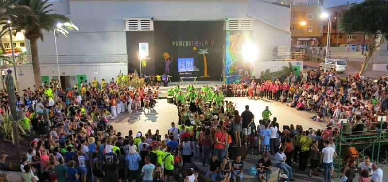 Once batucadas llenan de ritmo Vecindario con la V Percum�sica Solidario   