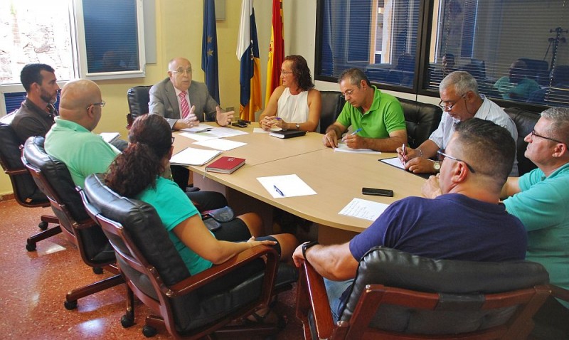 El Cabildo, Mog�n y el sector del taxi luchar�n contra el intrusismo en el municipio