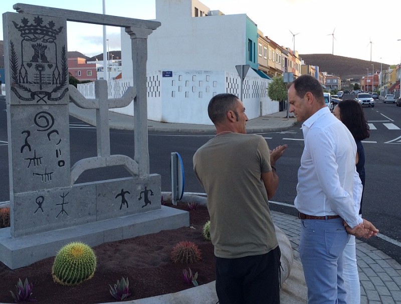 Ag�imes inaugura cuatro esculturas en rotondas 