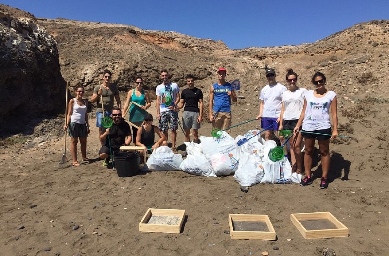 Ag�imes y Avafes limpian playas Los Cuervitos y Tres Peos 