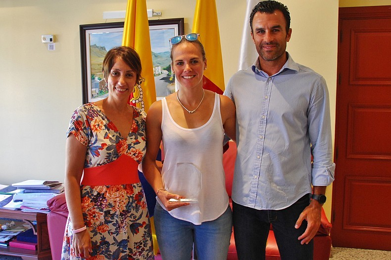 Mog�n reconoce el m�rito deportivo de la regatista ol�mpica Tara Pacheco