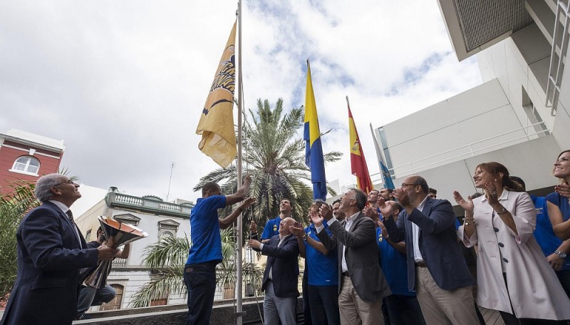 El Granca regresa al Cabildo adue�ado de la Supercopa y promete dar el 200 %