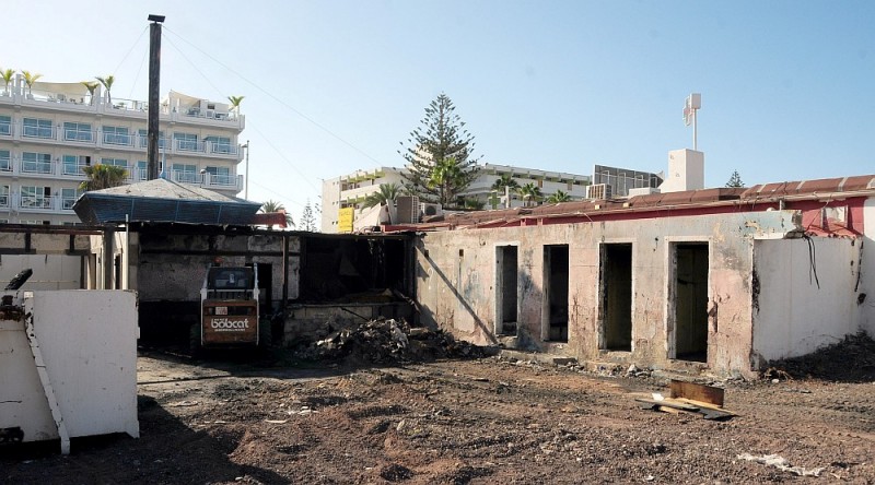 El Ayuntamiento inicia la limpieza  del Parque Europeo 