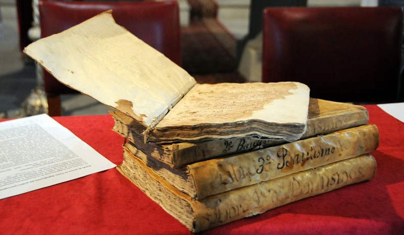 Tunte digitaliza su historia con los libros de la parroquia