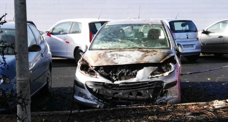 Bomberos de Maspalomas sofocan el  incendio de dos contenedores y cuatro veh�culos
