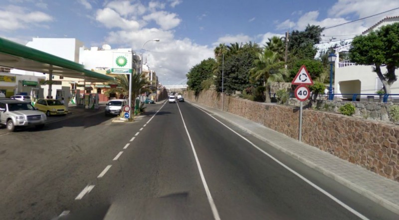 Mog�n asfalta el tramo de la GC-500 que pasa por Arguinegu�n