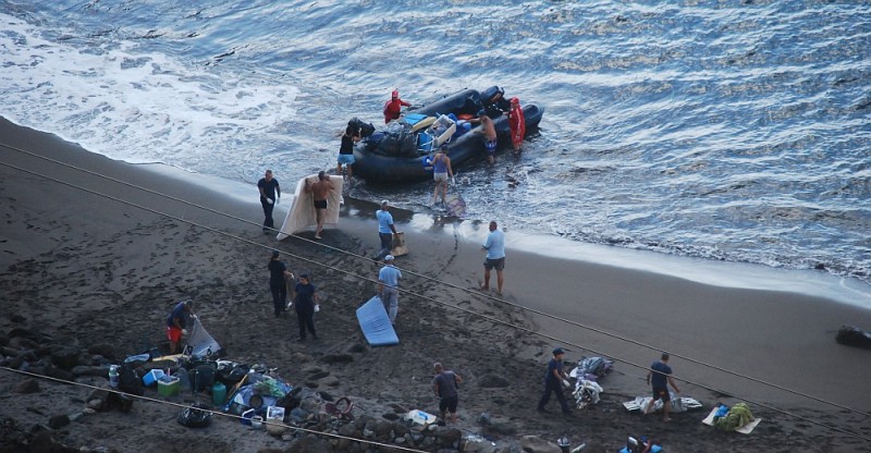 Mog�n limpia la playa de Tirita�a retirando m�s de 1.000 kilos de basura