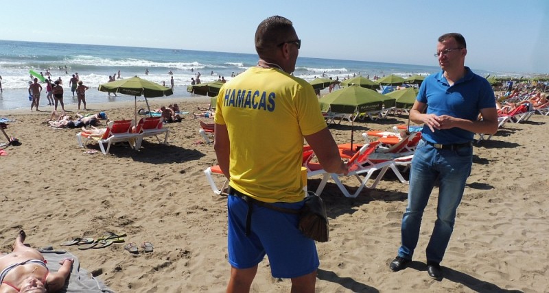 Maspalomas licita la compra de nuevas hamacas y sombrillas 