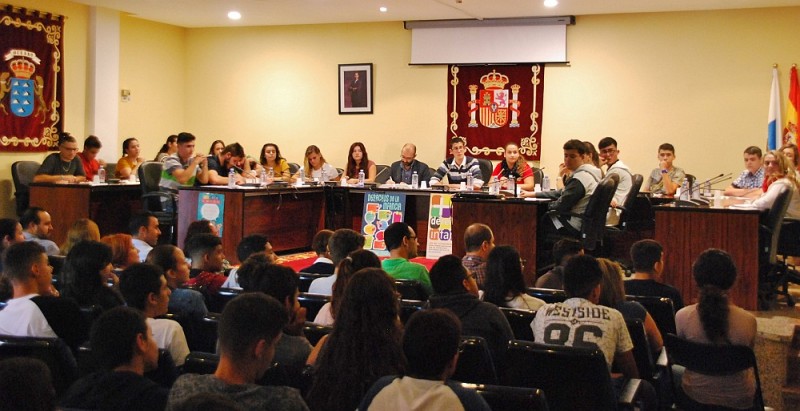 Los j�venes de Mog�n piden instalaciones deportivas y mejoras en sanidad