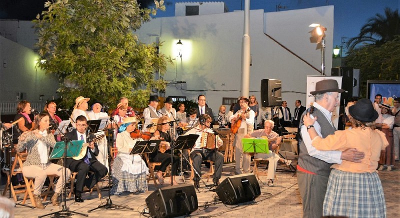 La Escuela Municipal de M�sica llena la Avenida de G�ldar en el concierto de Santa Cecilia 