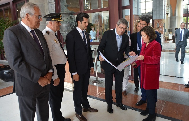 Marco Aurelio P�rez y Soraya S�enz de Santamar�a se citan en Maspalomas