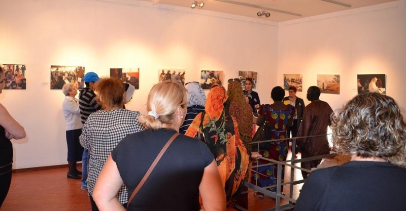 Ag�imes acoge la exposici�n �Tendiendo puentes con �frica�