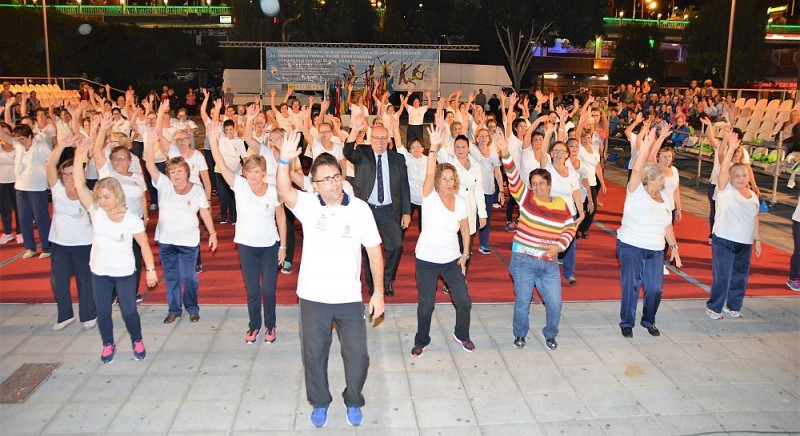 El Festival Blume llena de ejercicios la plaza central del Yumbo  