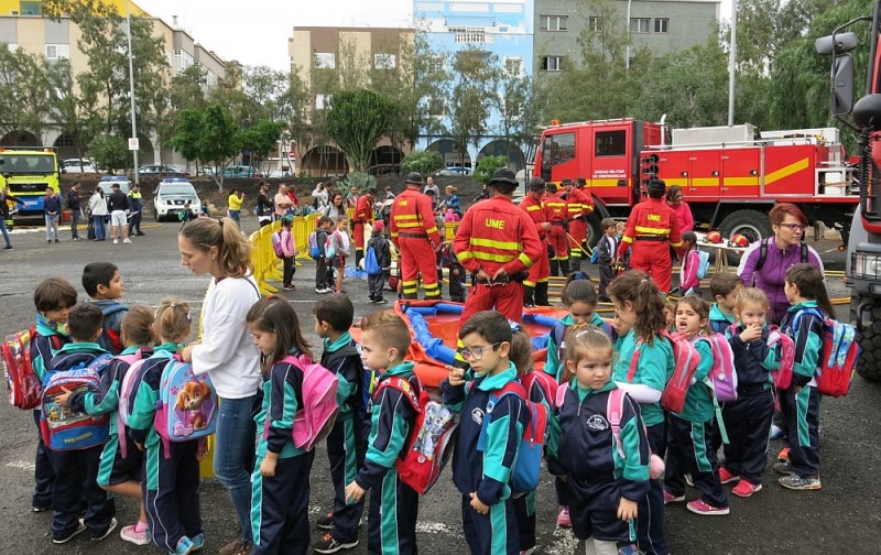 Escolares en Santa Luc�a conocen a �Bomberita la gota que apaga fuego�