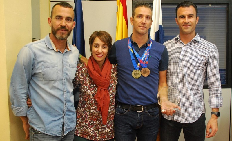 Mog�n reconoce los m�ritos deportivos del corredor de marcha Rub�n Pi�era