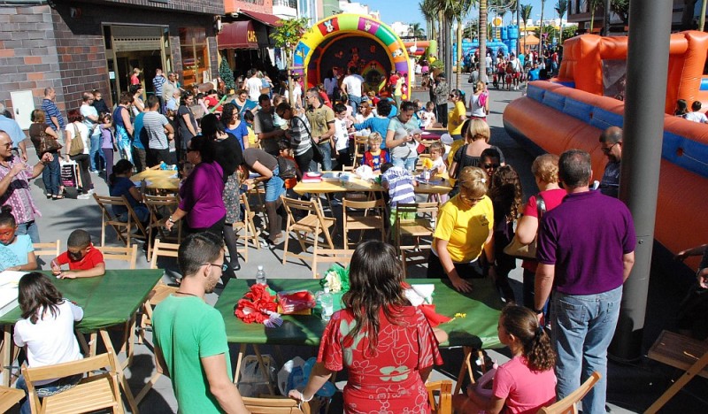 La zona peatonal acoge la primera fiesta infantil de �Navidad en Santa Luc�a�