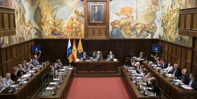 El pleno del Cabildo rechaza frontalmente el reparto del Fdecan del Gobierno