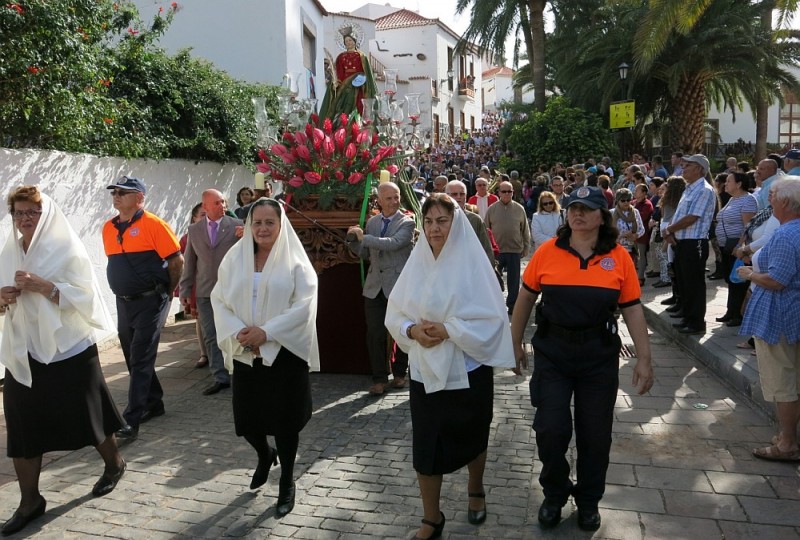 Santa Luc�a celebra el d�a grande de su patrona con la llegada de las �Luc�as� 