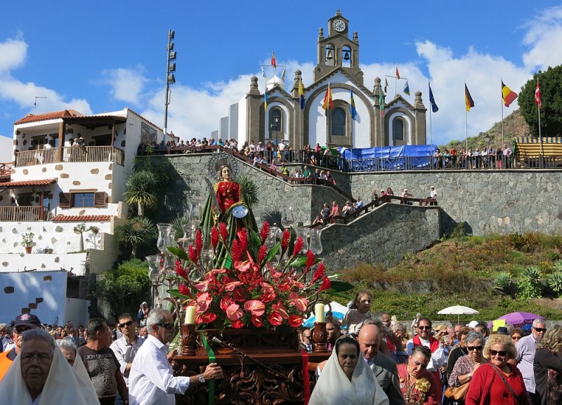 Santa Luc�a acoge a miles de personas en el d�a grande de la patrona del municipio