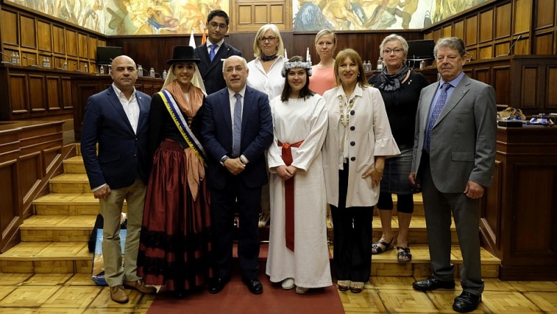 Las Luc�as Sueca y Canaria unen los dos extremos de Europa