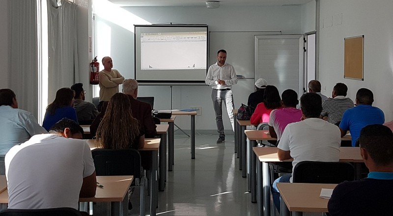 Tirajana forma a sus agricultores en la poda de albaricoqueros