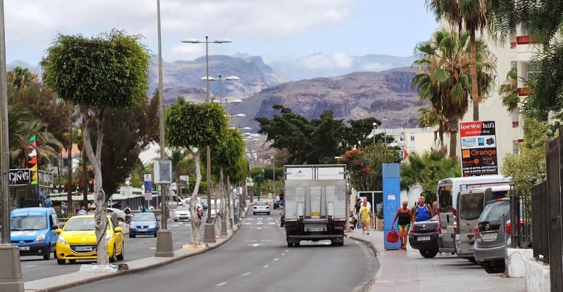 El Ayuntamiento cierra la  Avenida de Tirajana por  mejoras en el alumbrado p�blico