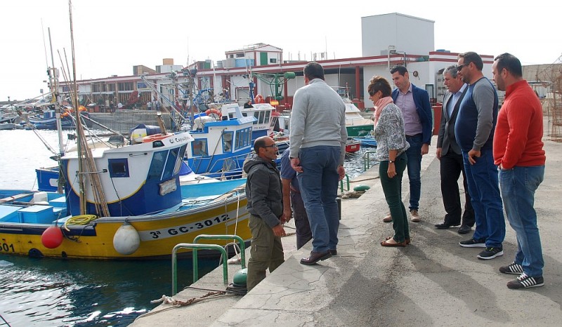 El director general de Pesca visita las mejoras en el Puerto de Mog�n y la Cofrad�a de Pescadores