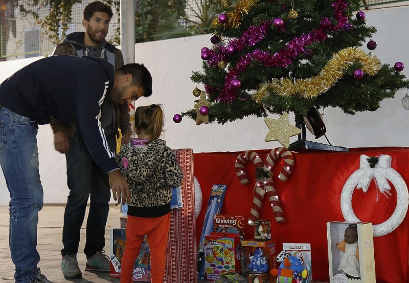Ni�os de Mog�n entregan a Aythami Artiles y Willy Garc�a m�s de un centenar de juguetes solidarios
