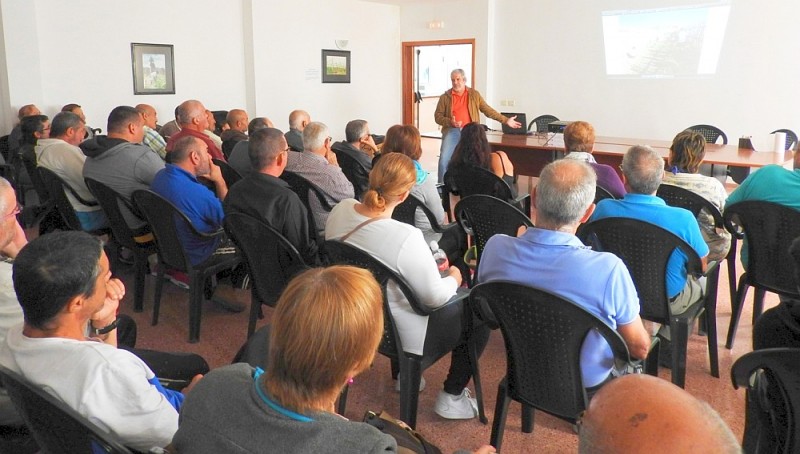 Los usuarios de los huertos urbanos de Santa Luc�a se reorganizan