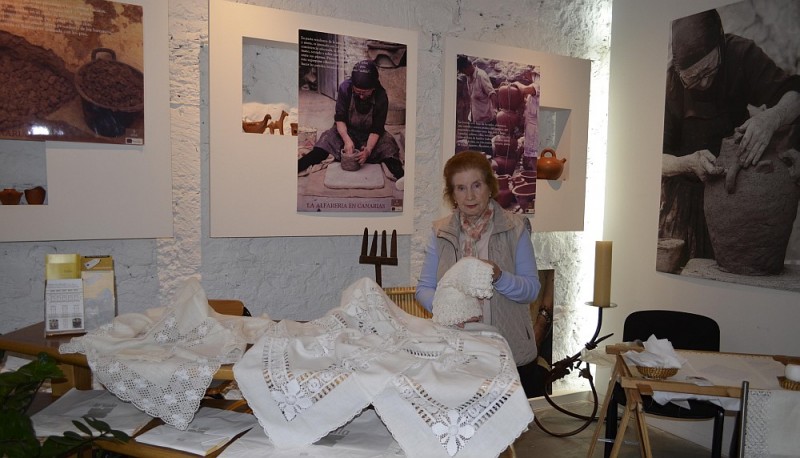 Artesanos visten de tradici�n La Sala de la Fedac 