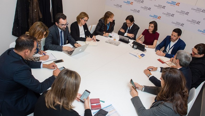 El Gobierno acuerda con los siete cabildos acelerar las ventanillas �nicas tur�sticas