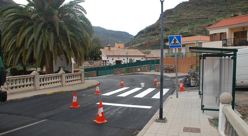 Finaliza el reasfaltado de la calle Tajinaste, en el barrio El Horno de Mog�n