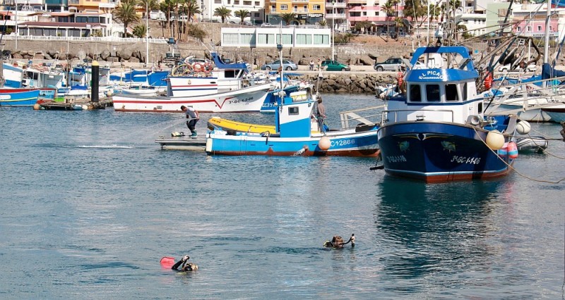 Retiran m�s de 10 toneladas de residuos del fondo del Puerto de Arguinegu�n 