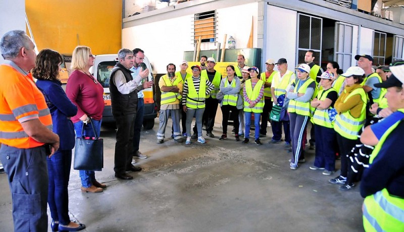 Tirajana contrata a 39 desempleados para mejorar la franja de costa