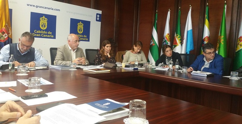 Los ayuntamientos de la GC-1 logran frenar la instalaci�n de m�s vallas 