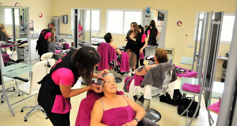 Alumnas de Est�tica y Belleza del IES Faro Maspalomas colaboran con el Carnaval 