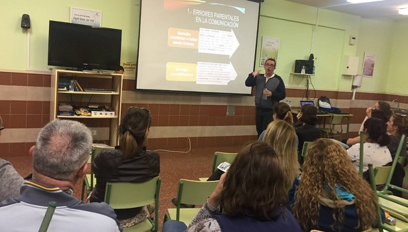 En Maspalomas padres aprenden a mejorar la comunicaci�n con sus hijos