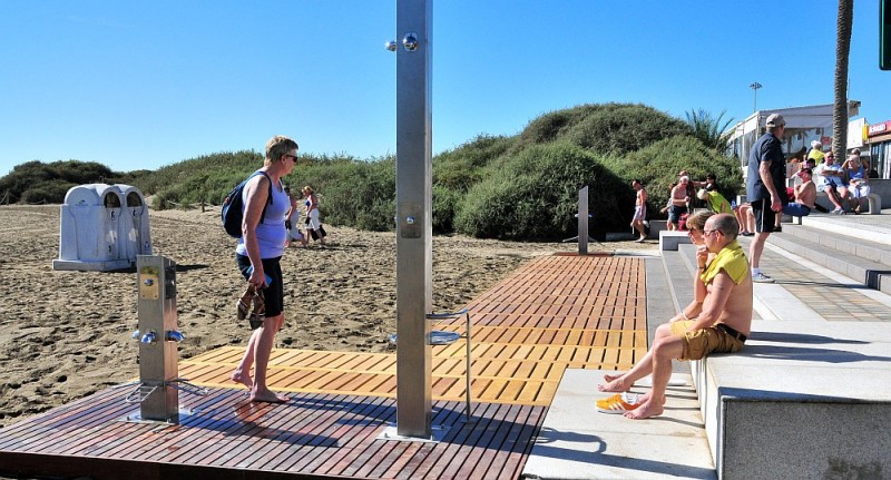 Playa del Ingl�s mejora los accesos con nuevas tarimas y grifos  