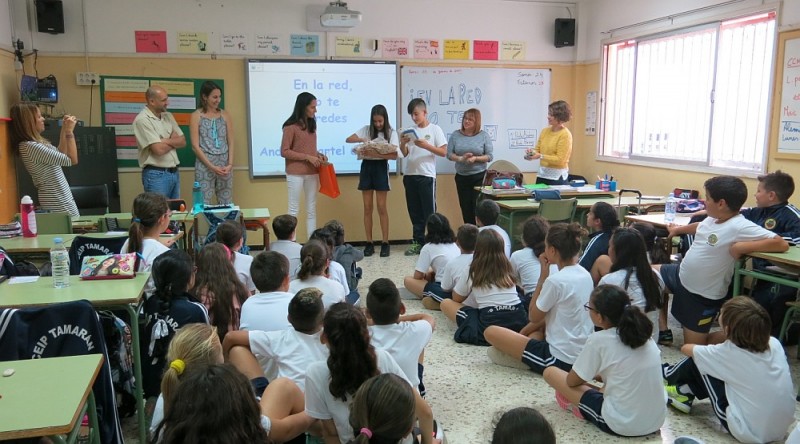 La alumna del CEIP Tamar�n Andrea Martel pone la imagen contra el ciberacoso 