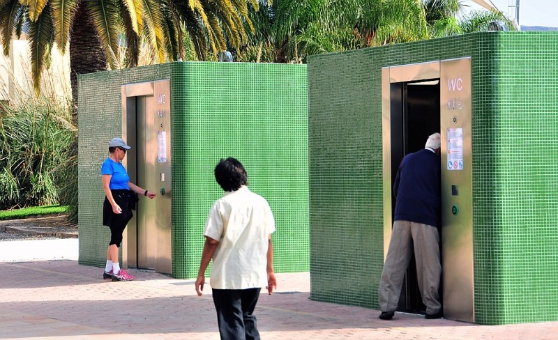 El Ayuntamiento abre dos ba�os de acero en el Parque del Sur