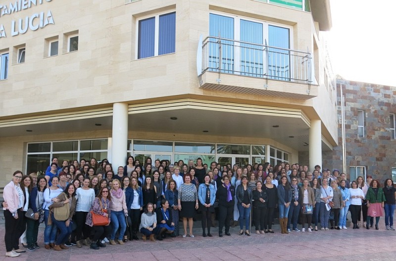 En Santa Luc�a Cerca de 200 trabajadoras municipales secundan el paro por el 8 de Marzo