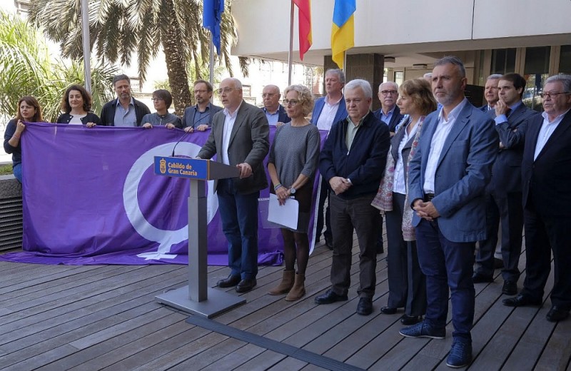 L�grimas Negras de 2.245 mujeres unidas en un tapiz conmemoran el D�a de la Mujer