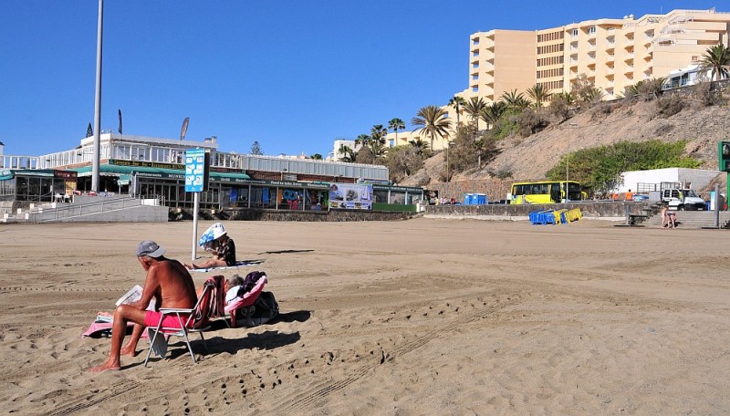 Maspalomas luce sus playas y calles limpias tras el EuroCarnaval 