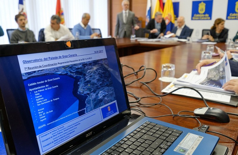 El Cabildo inicia la retirada de escombros, vallas y grafitis de la GC-1