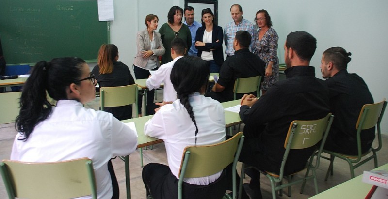 Soledad Monz�n visita el nuevo taller de cocina del IES Arguinegu�n