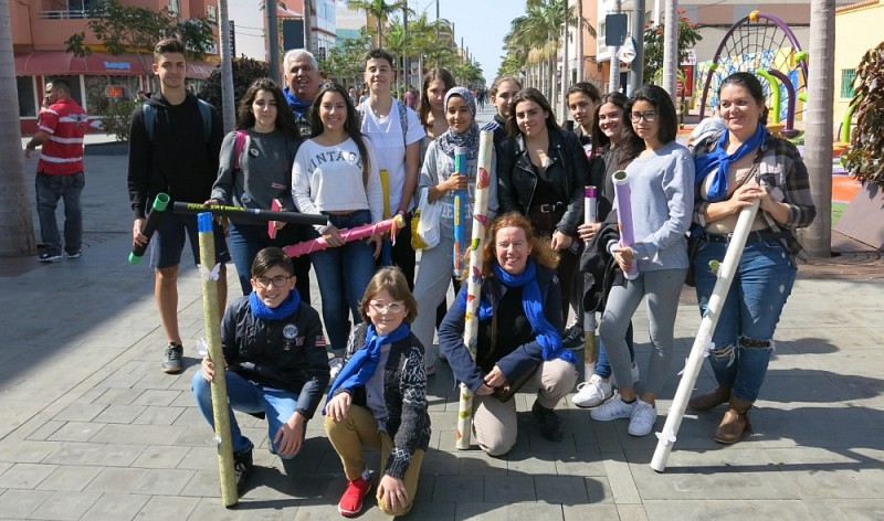 Susurradores de Palabras pasean sus cuentos por la zona peatonal de Vecindario